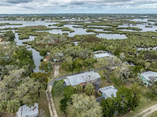 13465 W Hillbilly Ln, Crystal River, FL 34429