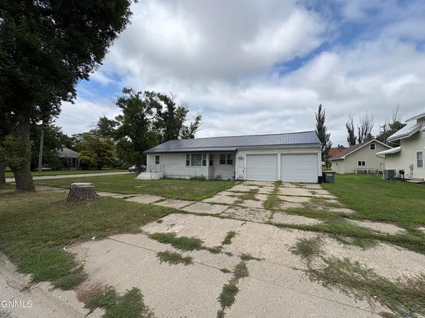 51 2nd St N, Ellendale, ND 58436