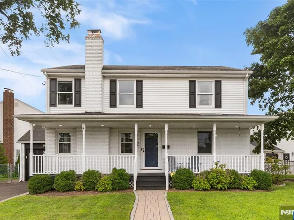 2 Derby Ln, Dumont, NJ 07628