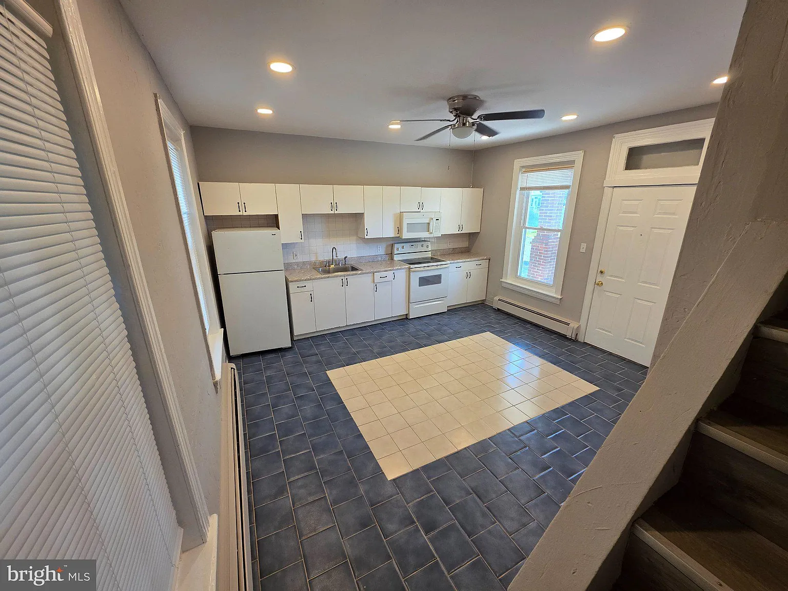 1 bed, 1.0 bath, 3048 sqft, $1,300 — Photo 4