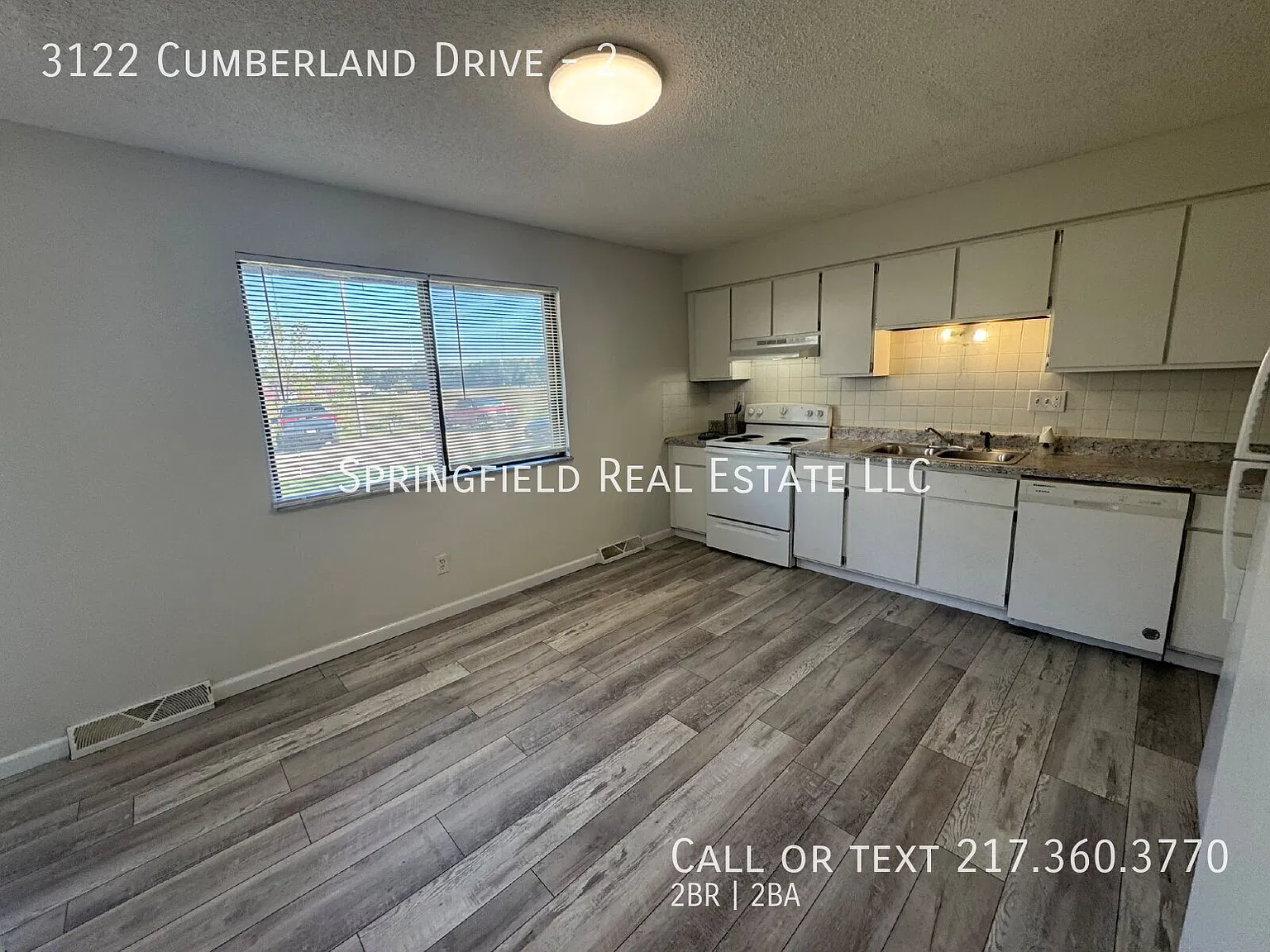 Movin' On Up! Spacious 2 Bed Townhome with 2 Full Baths — Photo 3