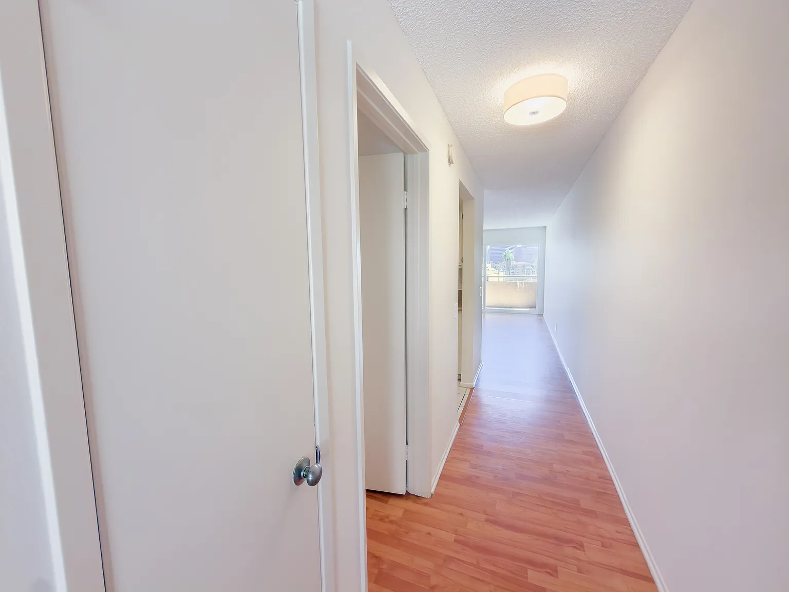 3 bed, 1060 sqft, $3,100 — Photo 2