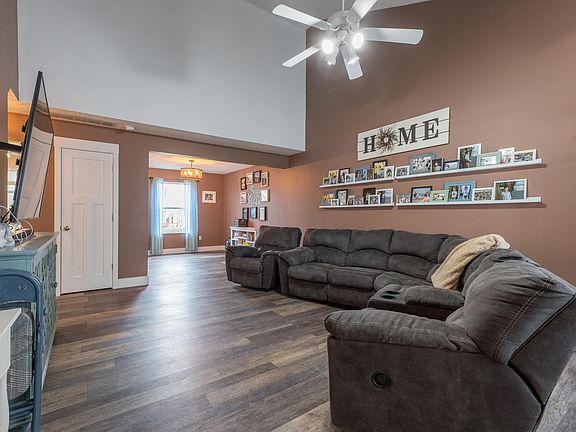 5th image of 141 Lantern Chase Dr