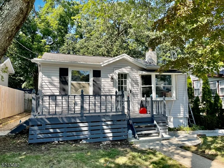 42 Oneida Ave — Photo 1