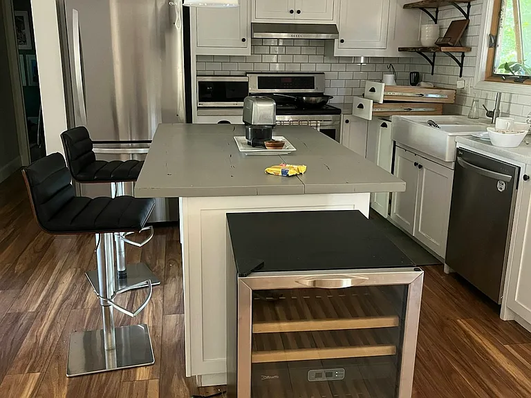 Custom Kitchen: Island w/Storage, Stainless-Steel Appliances, Crown Mouldings, Beverages