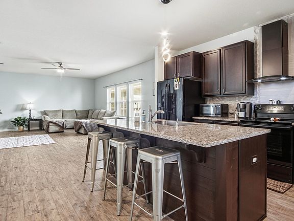 4th image of 426 Fanny Ann Way