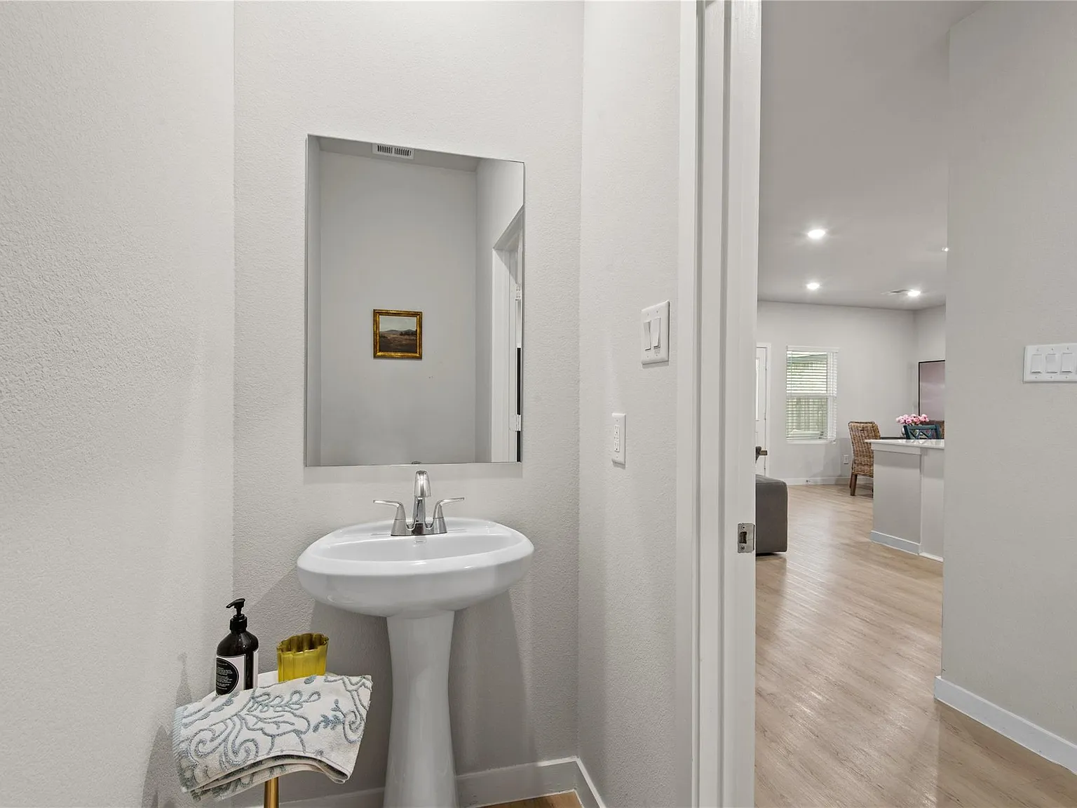 4 bed, 2.5 bath, 1847 sqft, $2,195 — Photo 4