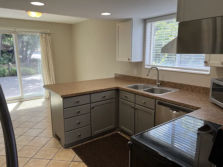 1813 S Laurelhurst Dr #1 — Photo 15