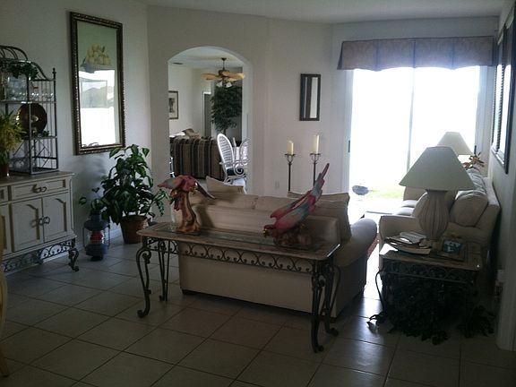 Lving room overlooking lake