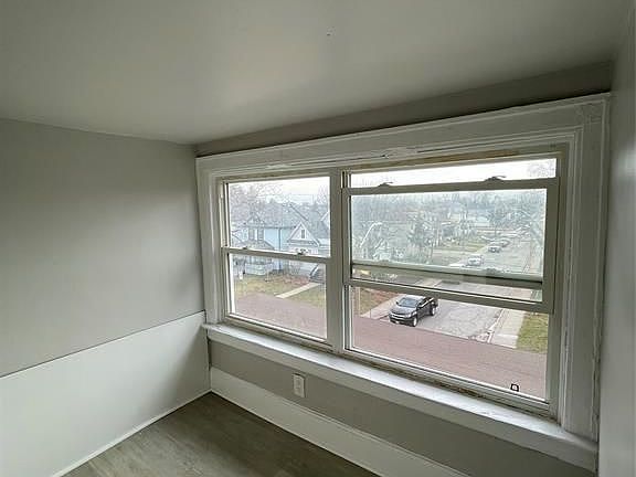 5th image of 694 Pierre Ave #4