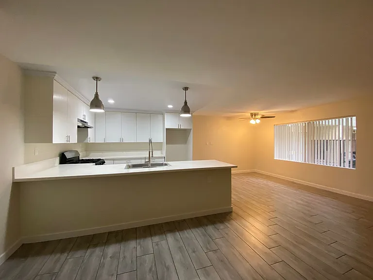 Tarzana Terrace Apartments — Photo 29
