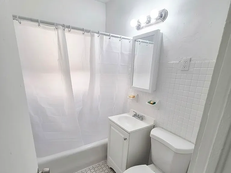 2136 SW 5th St #1 — Photo 6