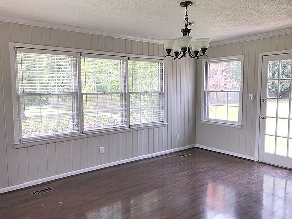 Sunroom with lots of light! 