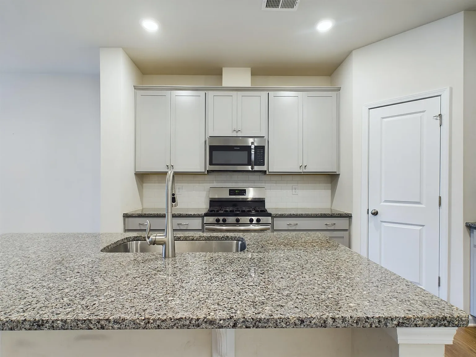 4 bed, 2.5 bath, 1971 sqft, $2,350 — Photo 4