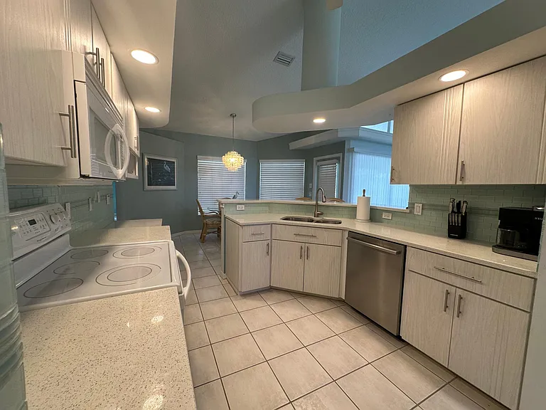 603 Rotonda Cir — Photo 10