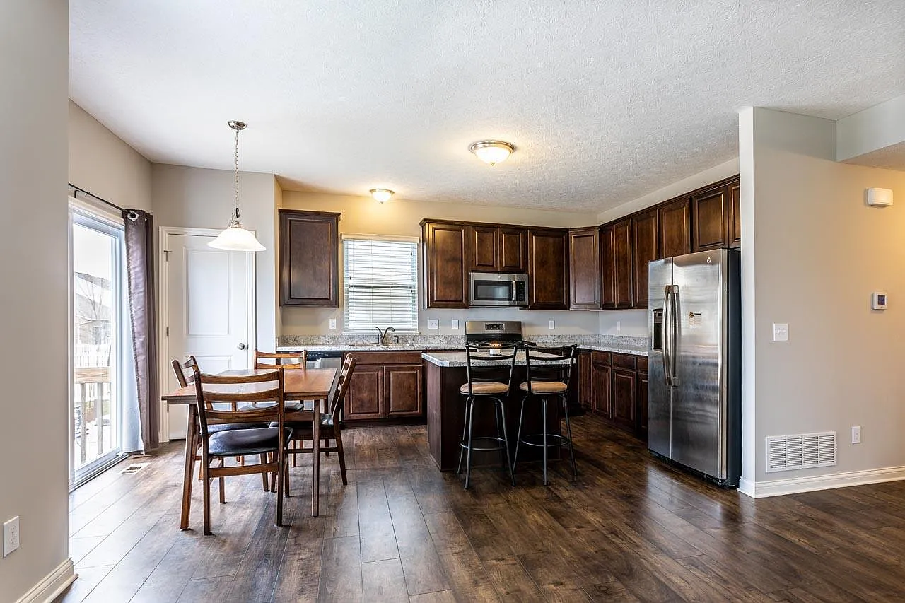 4 bed, 2.5 bath, 2291 sqft, $2,850 — Photo 3