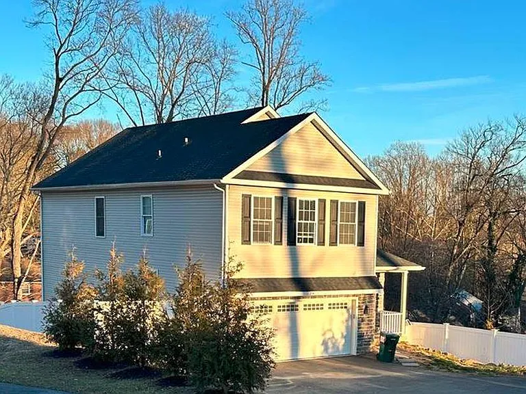 274 Oak Ave — Photo 2