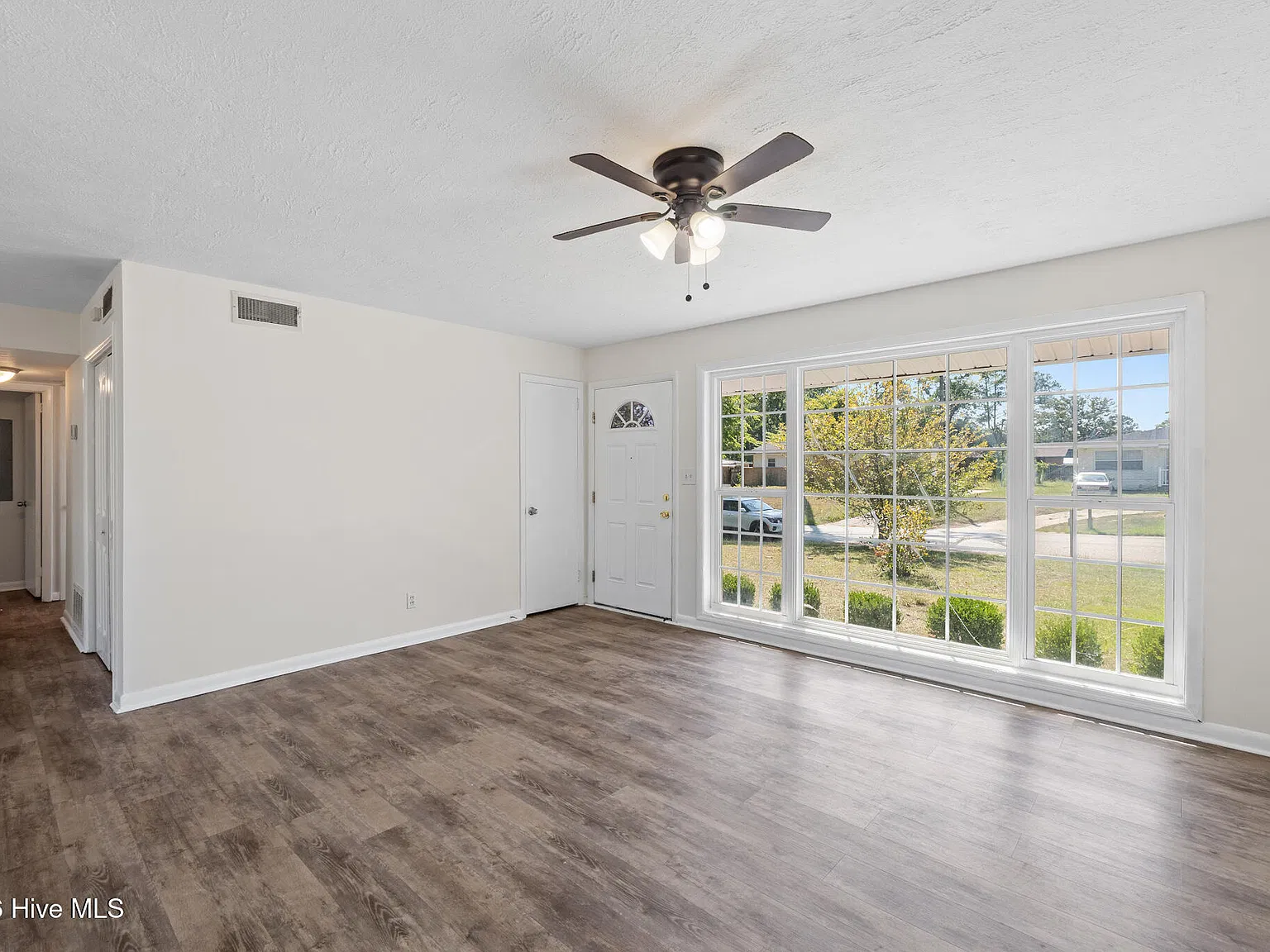3 bed, 1.5 bath, 975 sqft, $1,200 — Photo 4