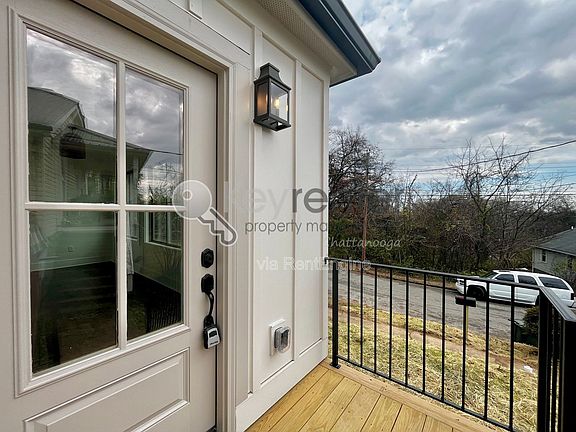 5th image of 3571 Crompton St