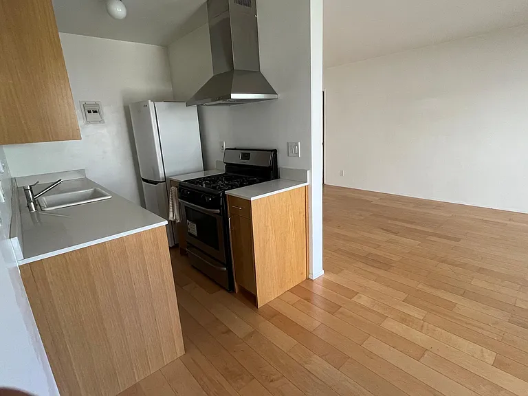 1351 Armadale Ave #6 — Photo 2
