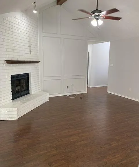 990 Camden Dr — Photo 2