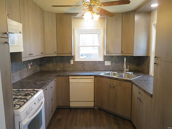 3rd image of 1937 S Walnut Ln