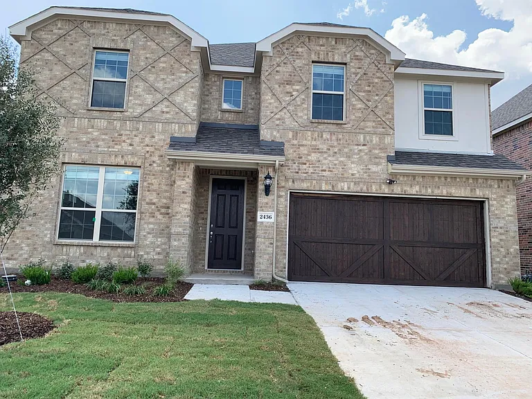 2436 Valley Ln — Photo 6