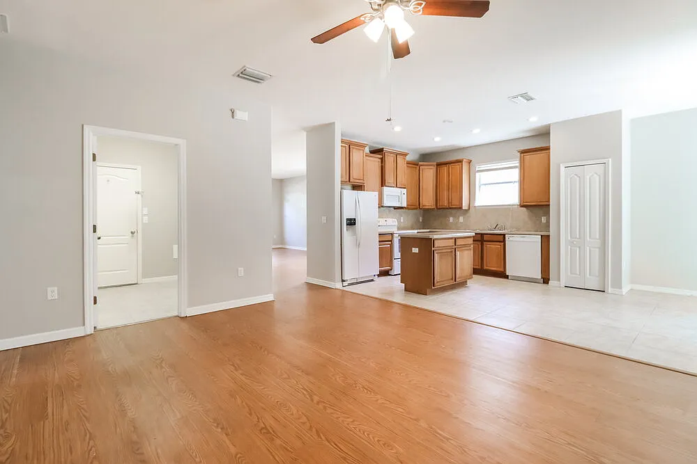 3 bed, 2.0 bath, 1770 sqft, $2,195 — Photo 3