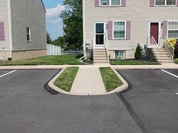 12 Carriage Knoll Ct, Langhorne, PA 19047