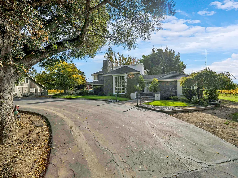 1041 Las Amigas Rd — Photo 32