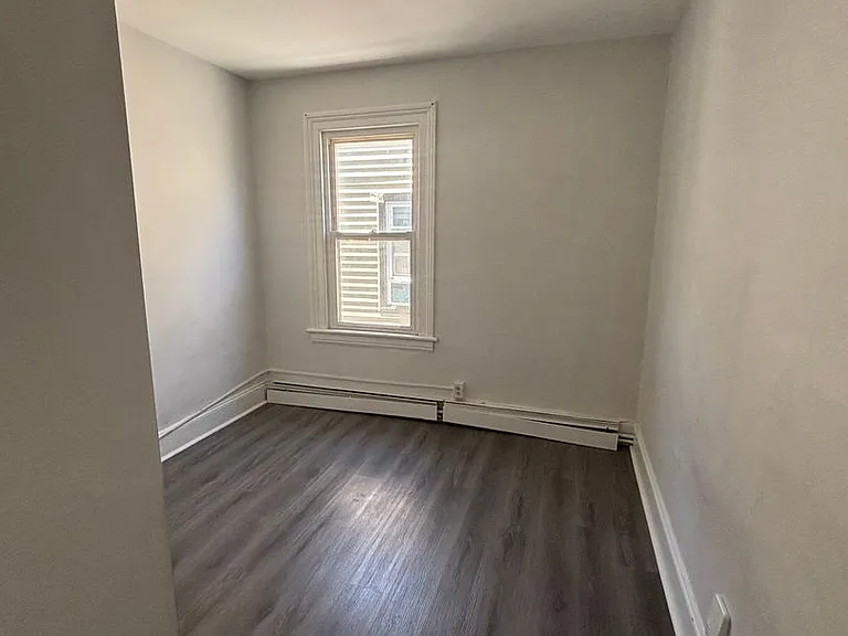515-519 Jane St — Photo 5