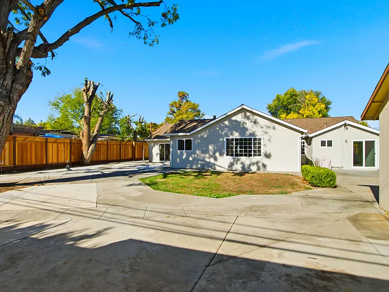 12610 Paseo Flores — Photo 45