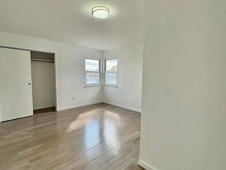 1168 Rockland Ave — Photo 8