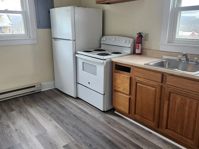 122 Spring St — Photo 2