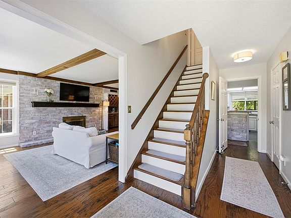 3rd image of 1023 Lake Front Ct