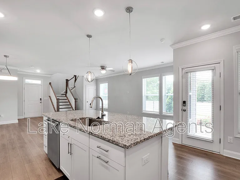 1034 Lyndon Station Dr — Photo 18