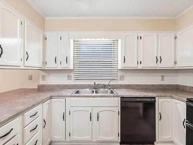 1610 Hillcrest Dr — Photo 40