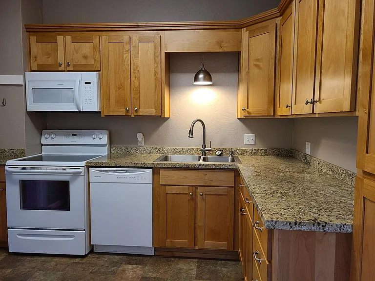 1111 SW Foundry St — Photo 7