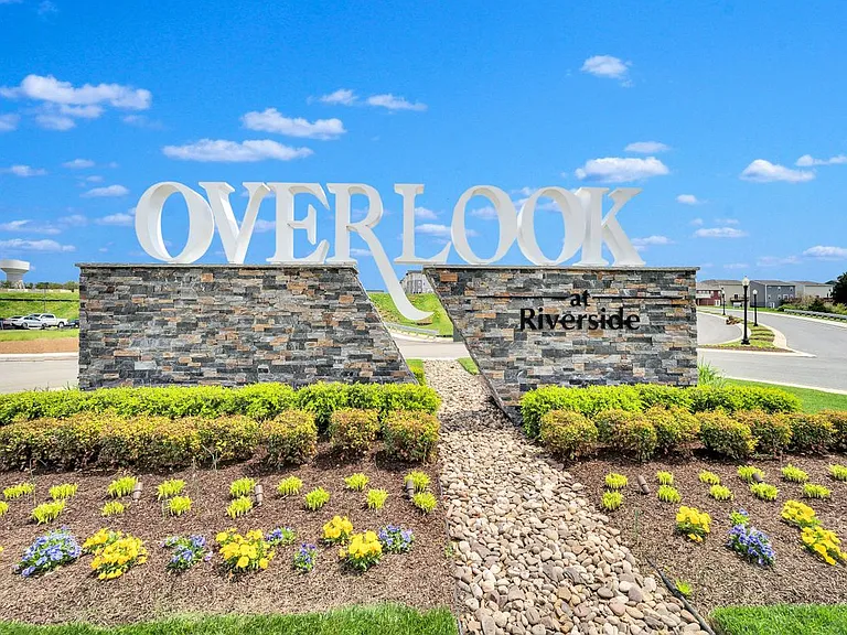 Overlook at Riverside — Photo 45