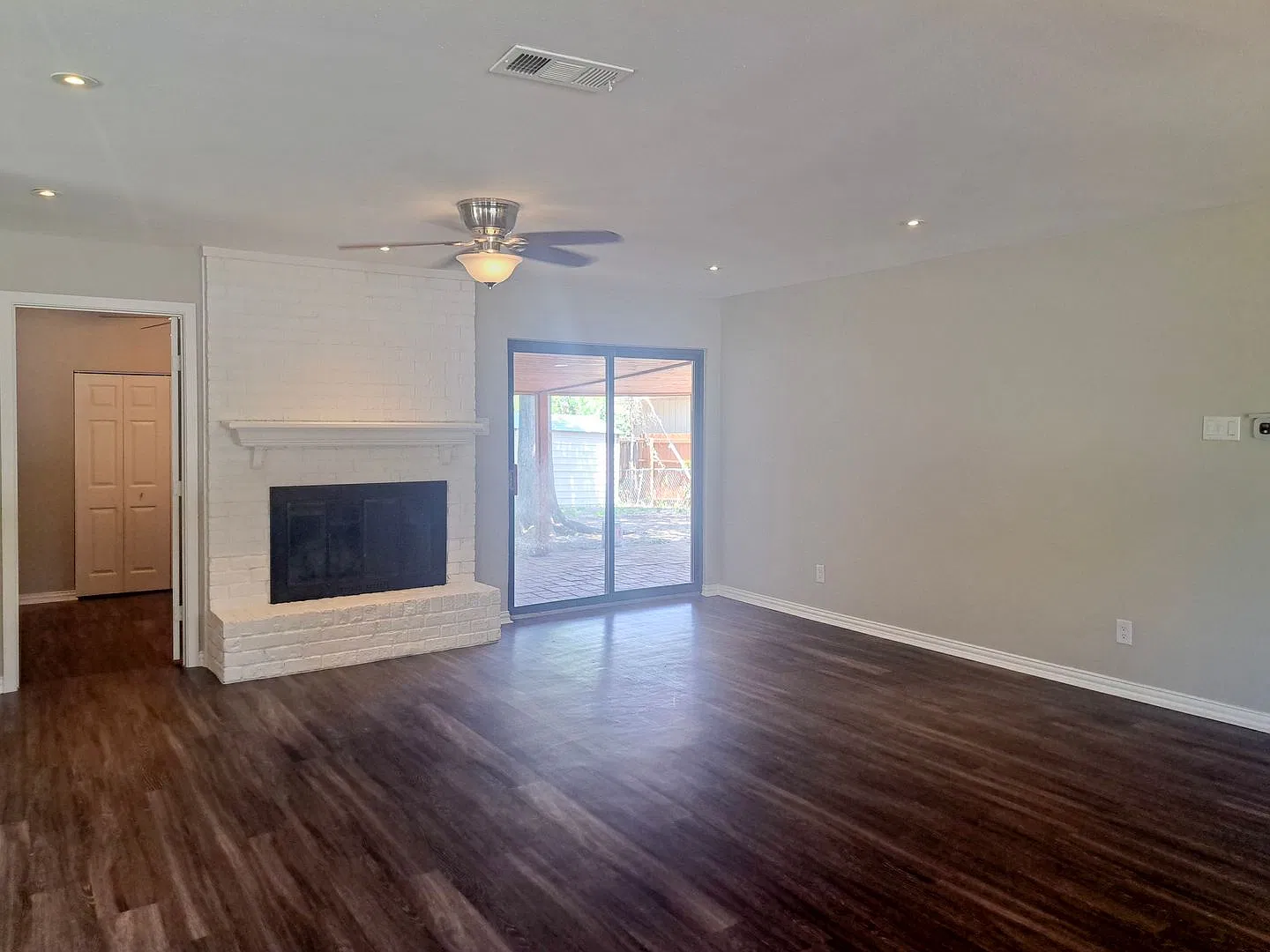 4 bed, 2 bath, 1 car garage — Photo 2