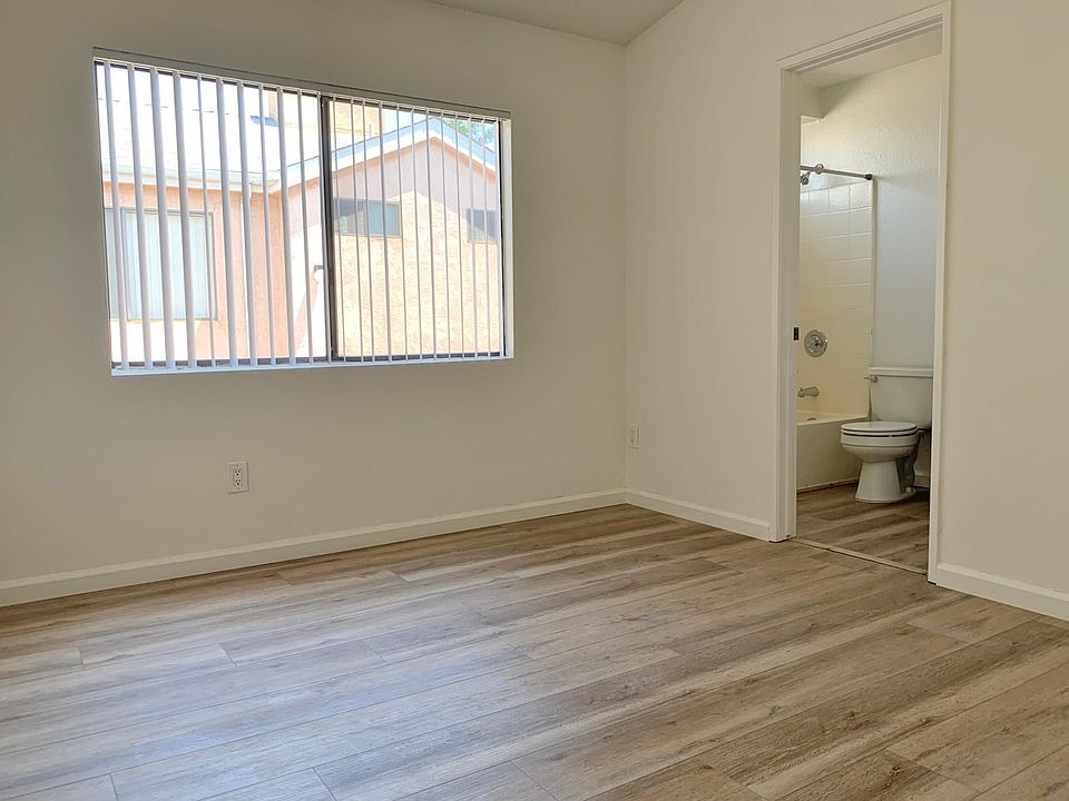 Master Bedroom (2)