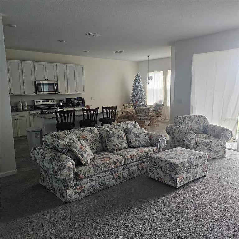 4 bed, 2.0 bath, 1763 sqft, $2,300 — Photo 2