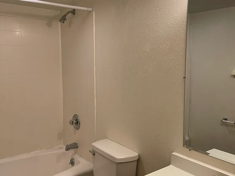 529 1/2 E Burlington St — Photo 6
