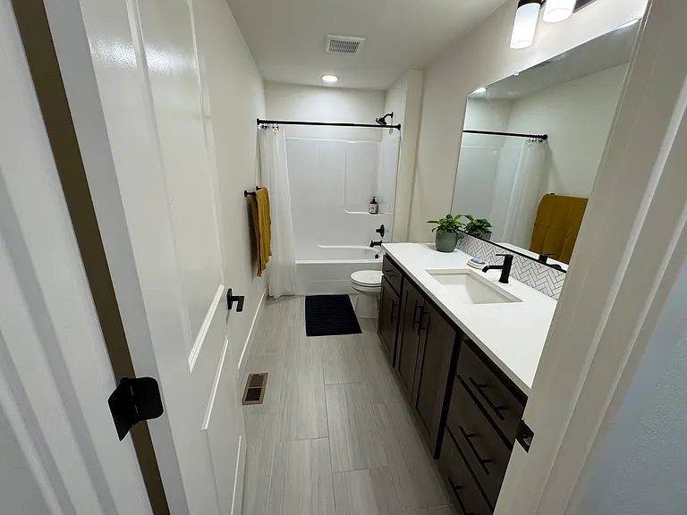 Second Floor 
Kids' Bathroom