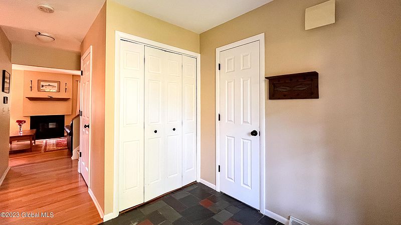 5th image of 304 Huntington Court