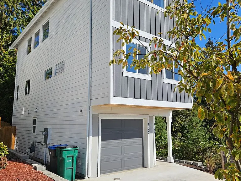 1042 NW Dragonstone St — Photo 2