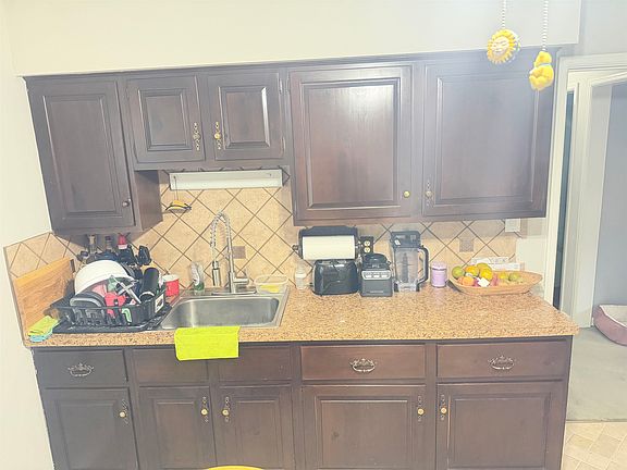 4th image of 853 Sylvan Ln