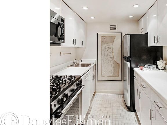 3rd image of 148 W 23rd St APT 5H