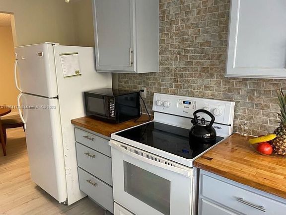 4th image of 942 NE 199th St APT 108
