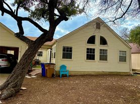 8811B Pineridge Dr, Austin, TX
